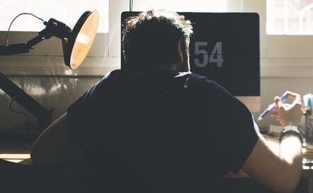 Esertzeko posizio okerra da osteokondrosiaren garapenaren kausa