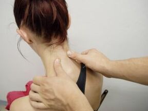 Osteokondrosia tratatzeko eta prebenitzeko masajea